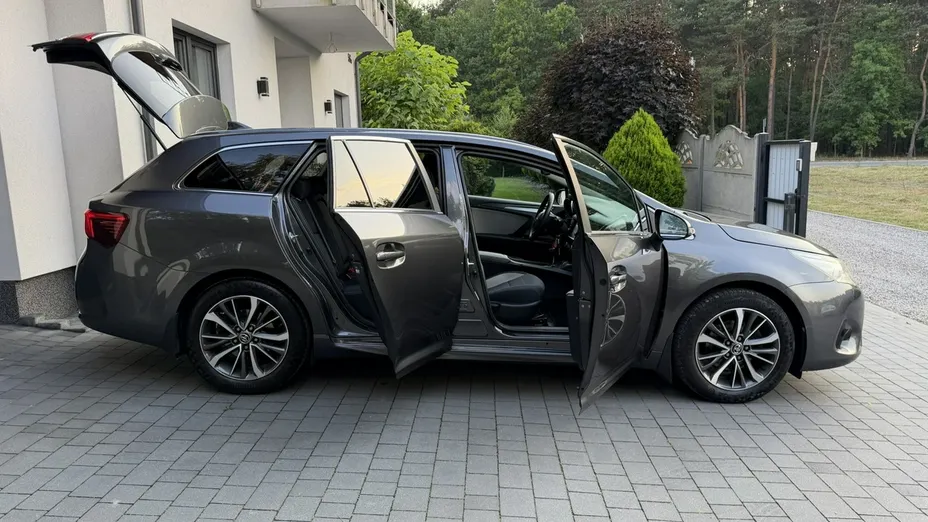 TOYOTA Avensis -