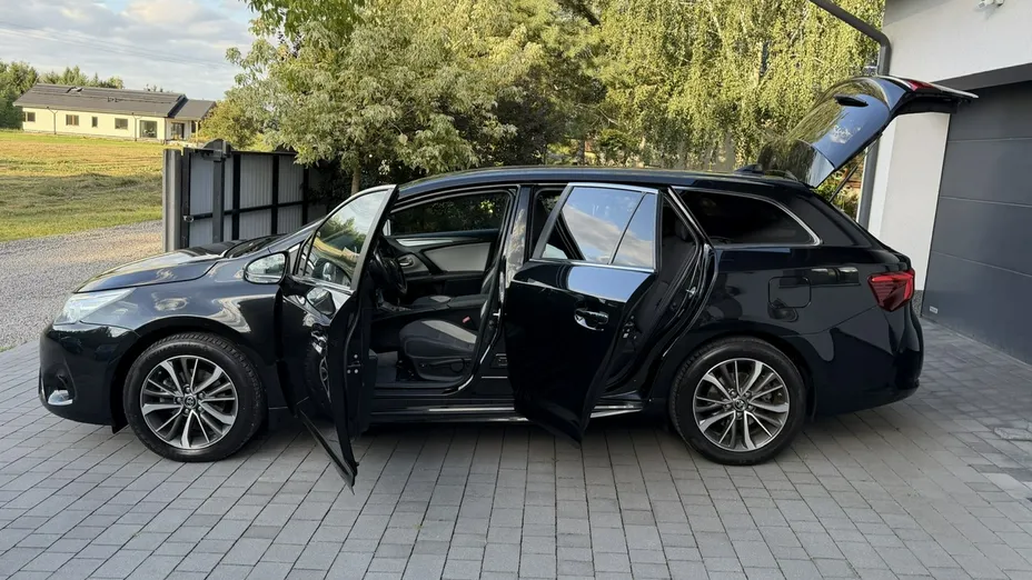 TOYOTA Avensis -