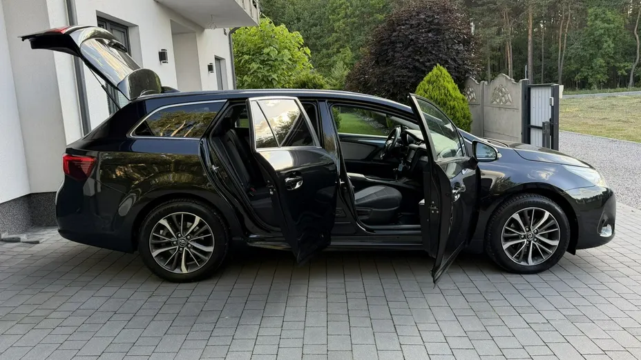 TOYOTA Avensis -
