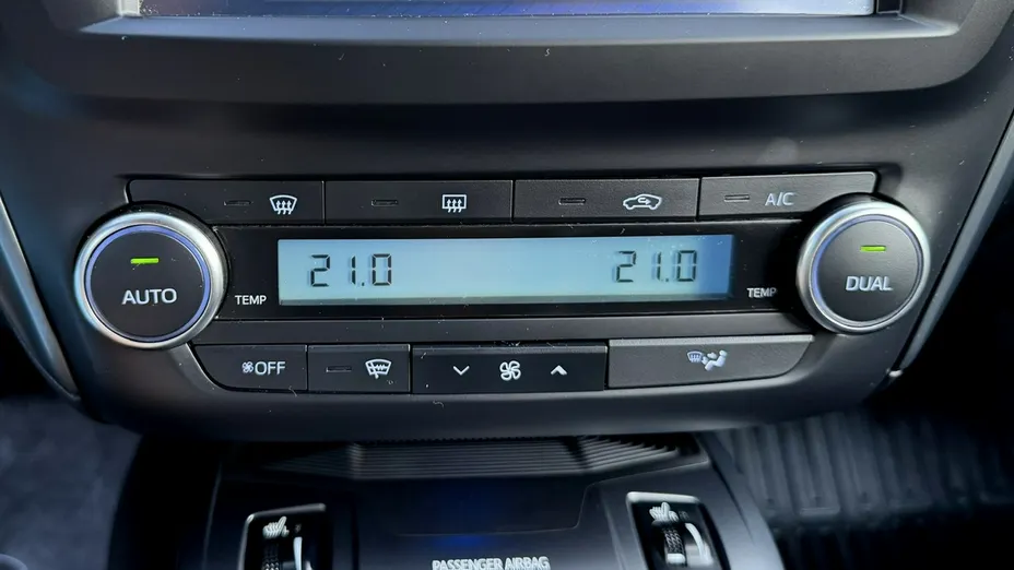 TOYOTA Avensis -