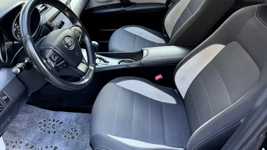 TOYOTA Avensis -