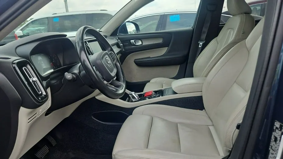 VOLVO XC40 -