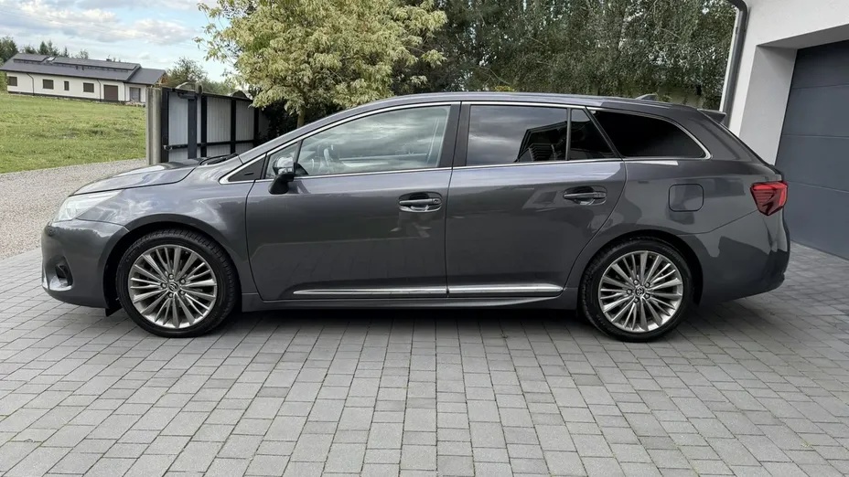 TOYOTA Avensis -