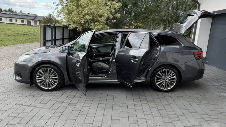 TOYOTA Avensis -