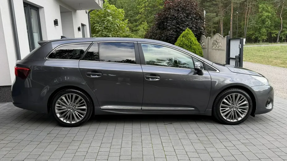 TOYOTA Avensis -
