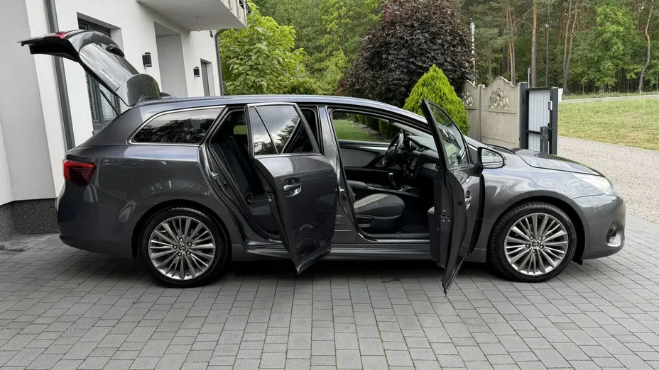 TOYOTA Avensis -