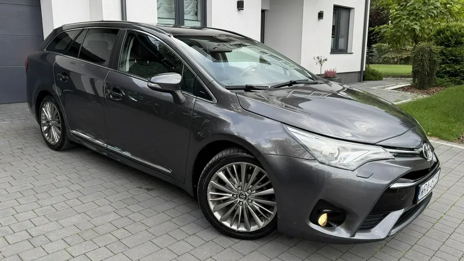 TOYOTA Avensis -