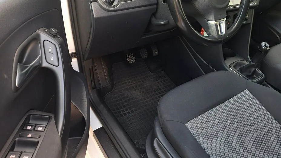 VOLKSWAGEN Polo -