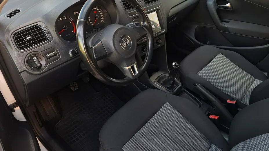 VOLKSWAGEN Polo -