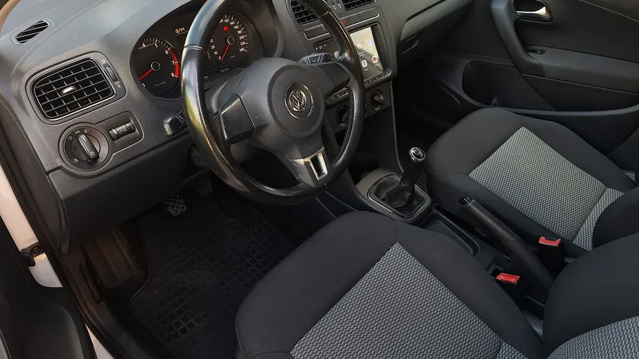 VOLKSWAGEN Polo -