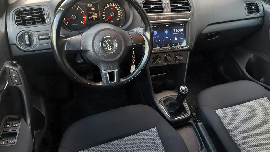 VOLKSWAGEN Polo -