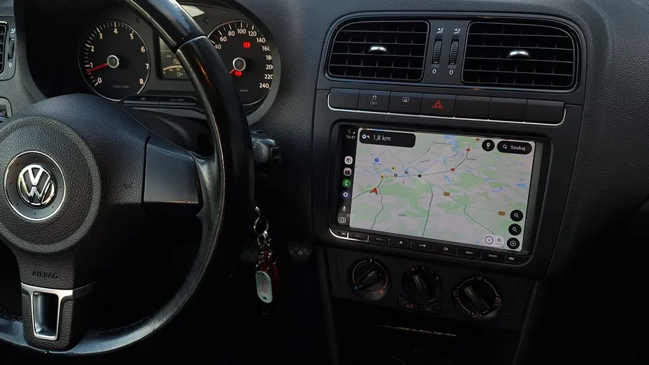 VOLKSWAGEN Polo -