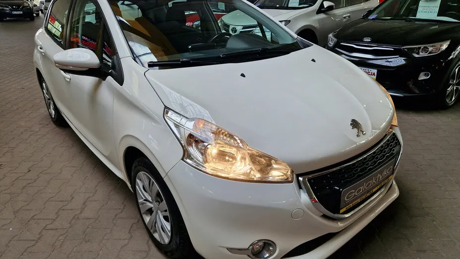 PEUGEOT 208 -