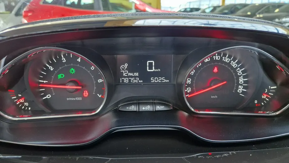 PEUGEOT 208 -