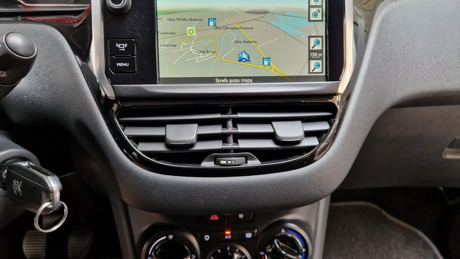 PEUGEOT 208 -