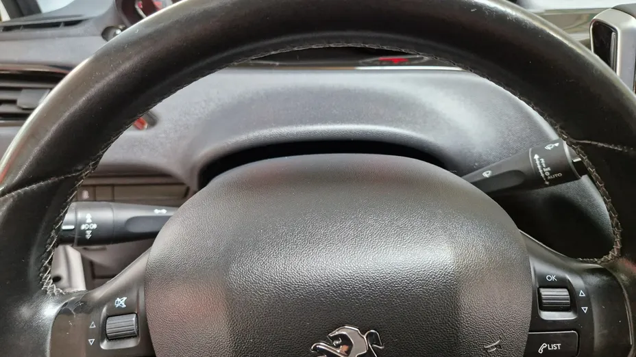 PEUGEOT 208 -