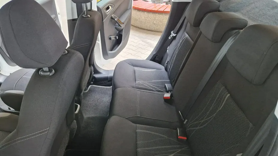 PEUGEOT 208 -