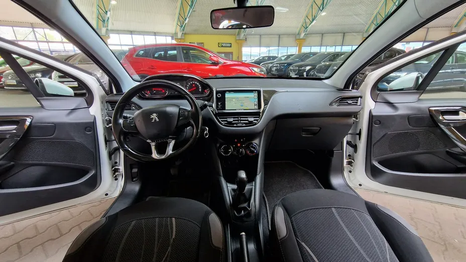 PEUGEOT 208 -