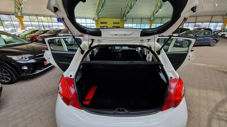 PEUGEOT 208 -