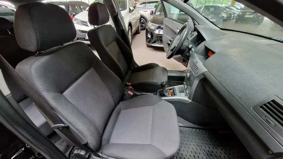 PEUGEOT 208 -