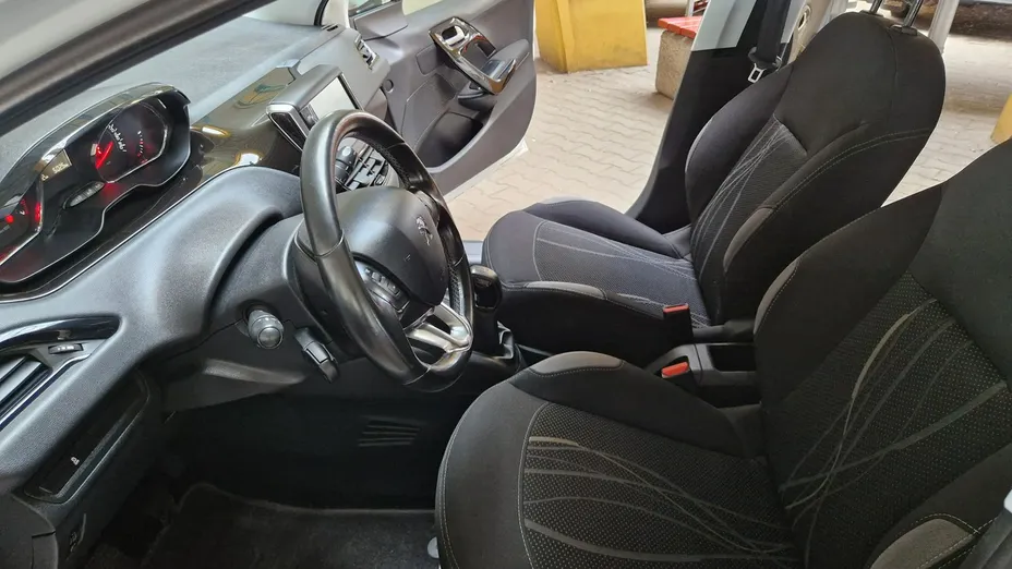 PEUGEOT 208 -