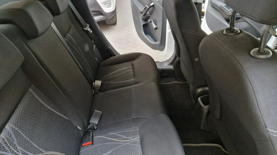 PEUGEOT 208 -