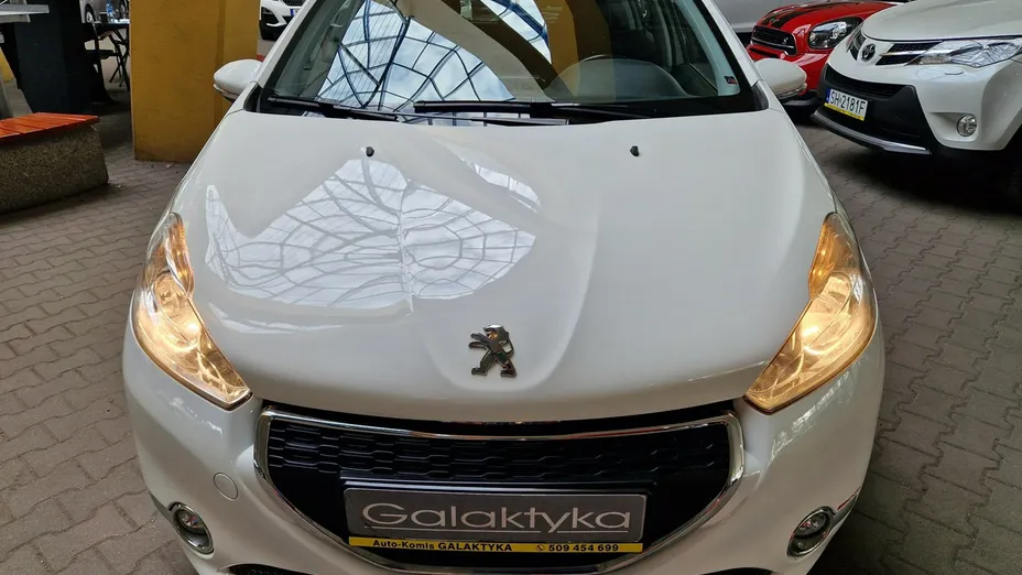 PEUGEOT 208 -