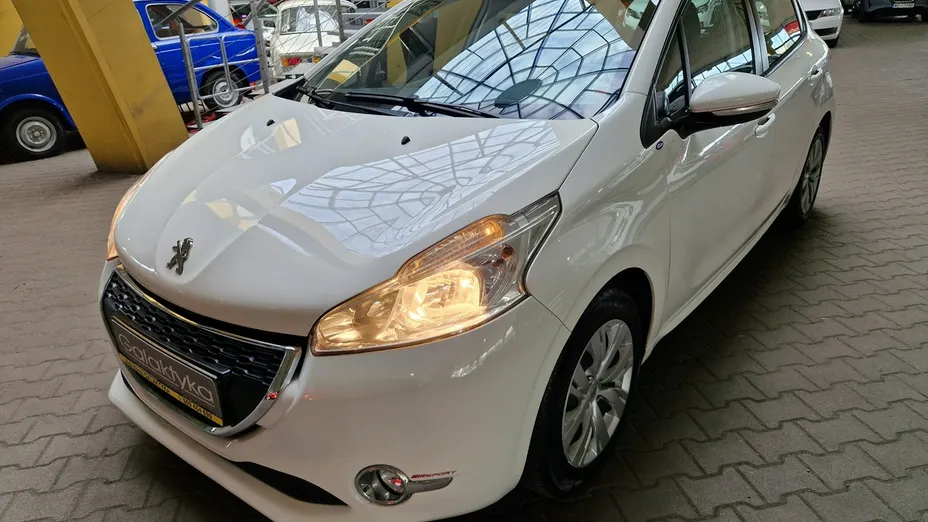 PEUGEOT 208 -