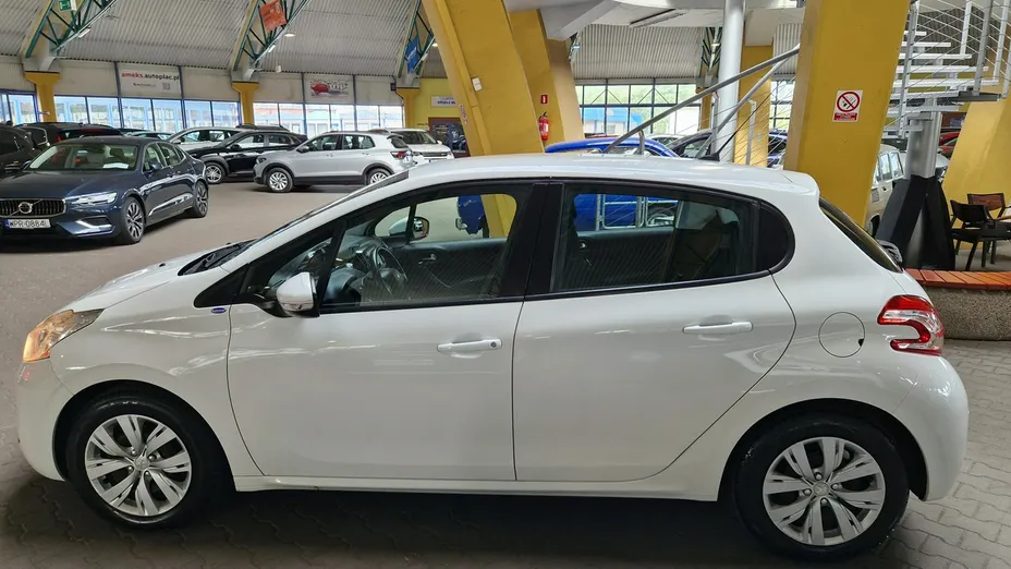 PEUGEOT 208 -