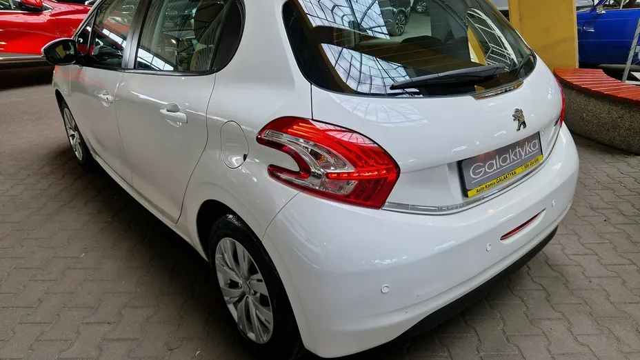 PEUGEOT 208 -