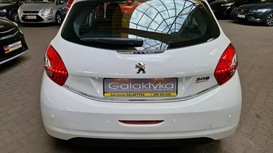 PEUGEOT 208 -