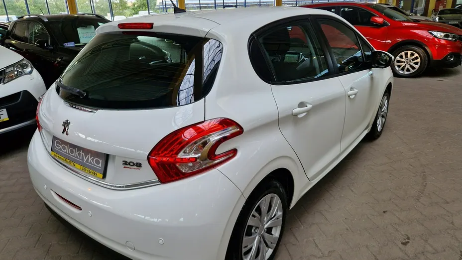 PEUGEOT 208 -