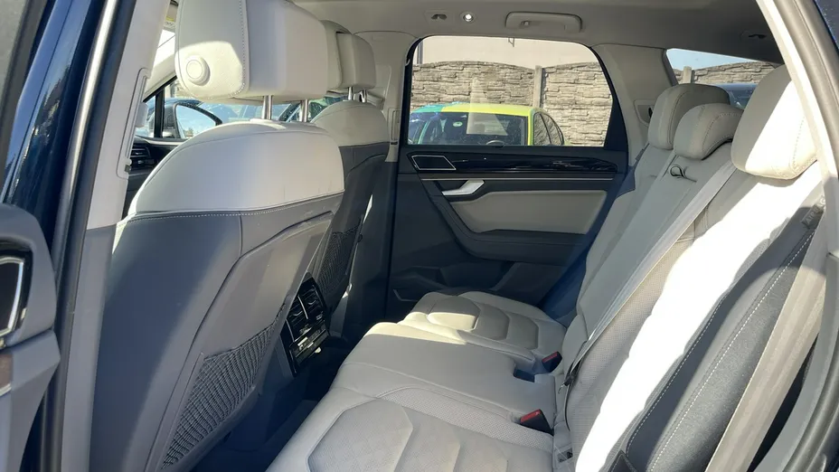 VOLKSWAGEN Touareg -