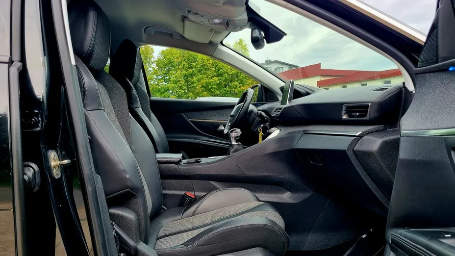 PEUGEOT 5008 -