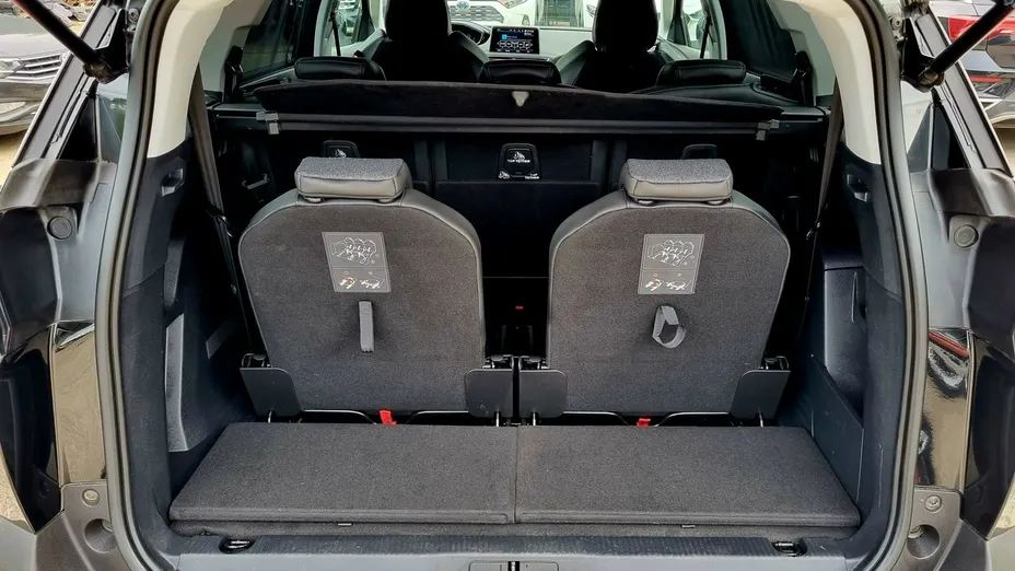 PEUGEOT 5008 -