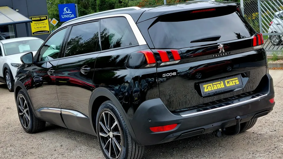 PEUGEOT 5008 -