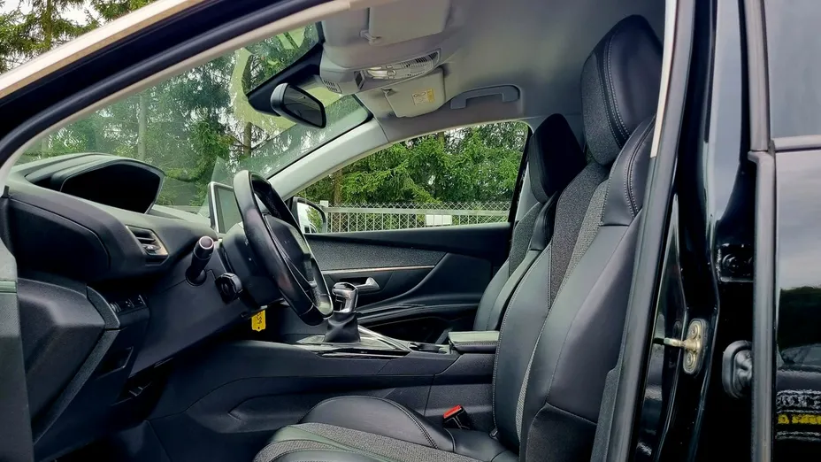 PEUGEOT 5008 -
