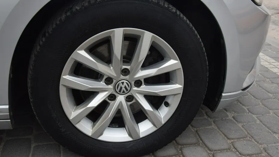 VOLKSWAGEN Passat -