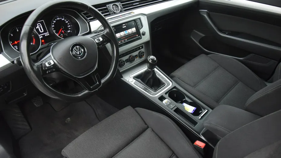 VOLKSWAGEN Passat -