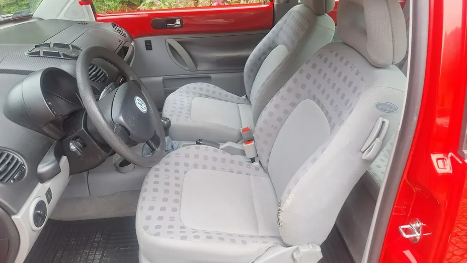VOLKSWAGEN New Beetle -