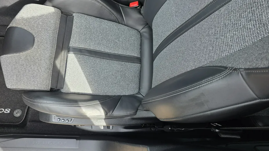PEUGEOT 5008 -