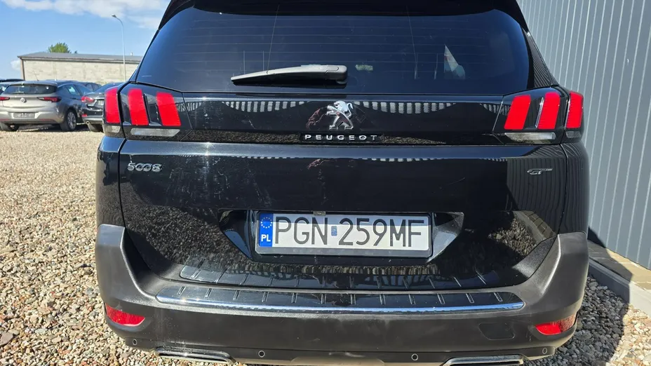 PEUGEOT 5008 -