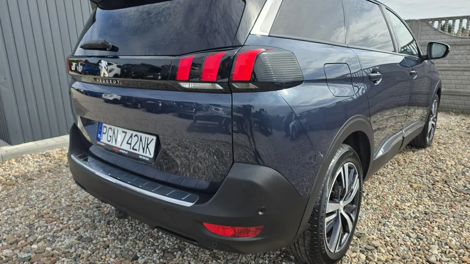 PEUGEOT 5008 -