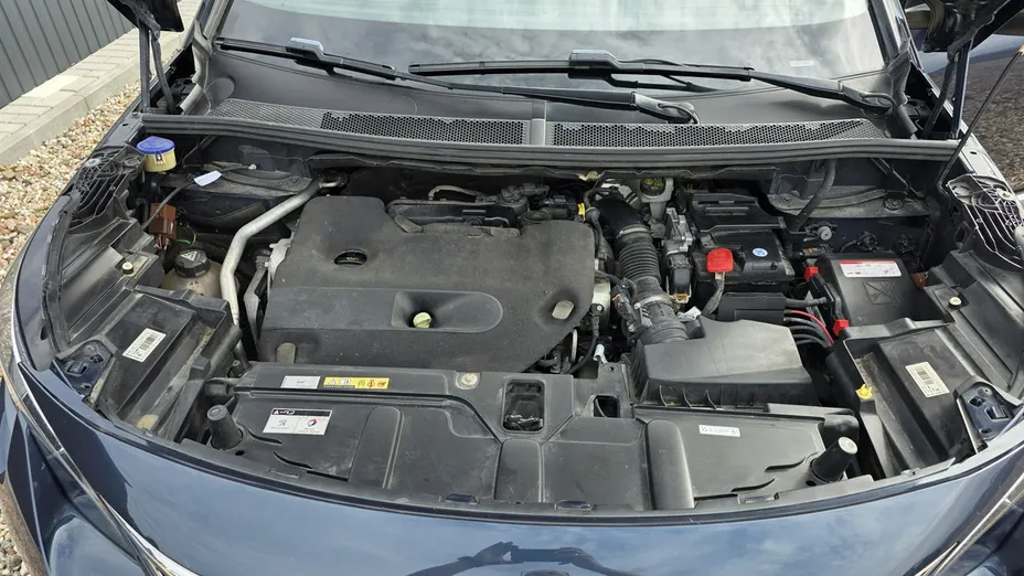 PEUGEOT 5008 -