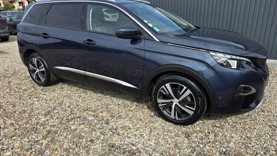 PEUGEOT 5008 -
