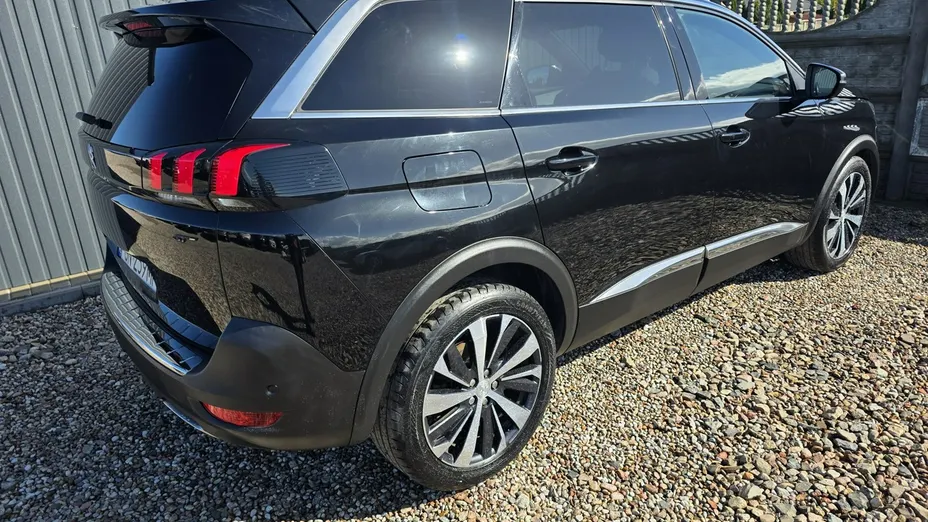 PEUGEOT 5008 -