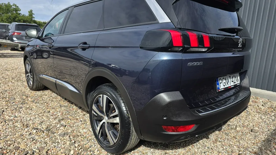 PEUGEOT 5008 -