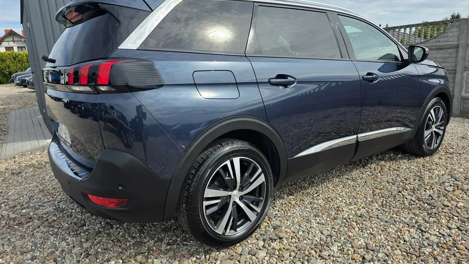 PEUGEOT 5008 -