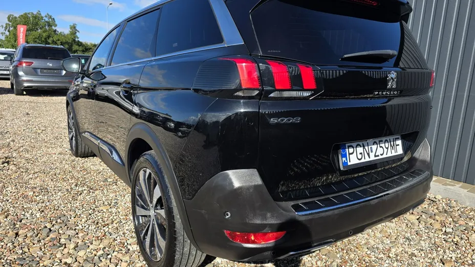 PEUGEOT 5008 -