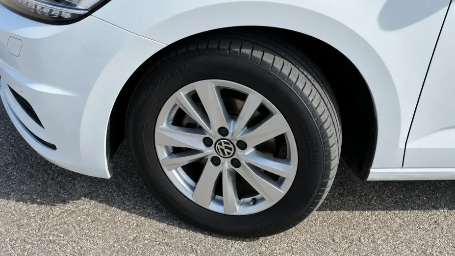 VOLKSWAGEN Touran -